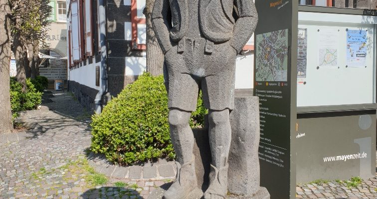 Die Skulptur aus Basaltstein des Mayener Jung auf dem Mayener Marktplatz, vor dem Alten Rathaus.