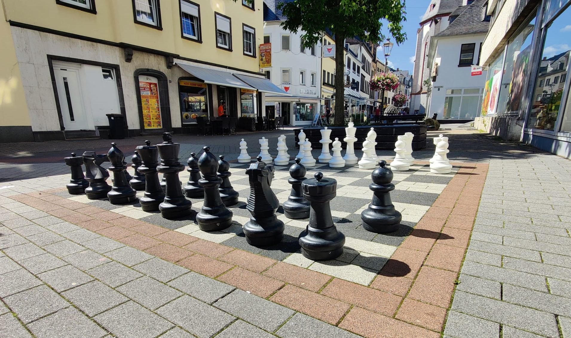 Das Schachbrett in der Marktstraße steht in Startaufstellung.